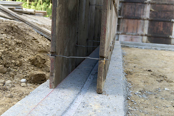 costruzione di fondazione moduli su supporti - basement concrete construction form foto e immagini stock