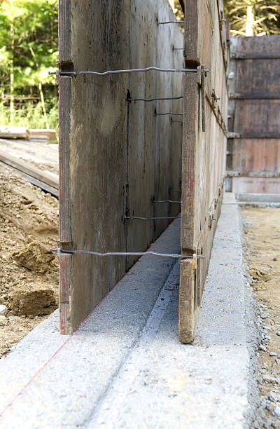 costruzione di fondazione moduli su supporti - basement concrete construction form foto e immagini stock