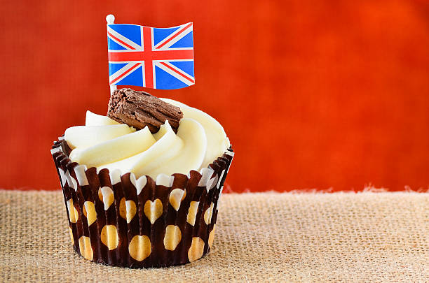 chocolate flake cupcake mit union jack flagge. - cupcake birthday birthday cake first place stock-fotos und bilder