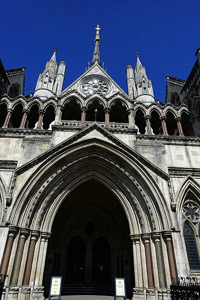 tribunaux royal courts of justice londres en angleterre - royal courts of justice photos et images de collection