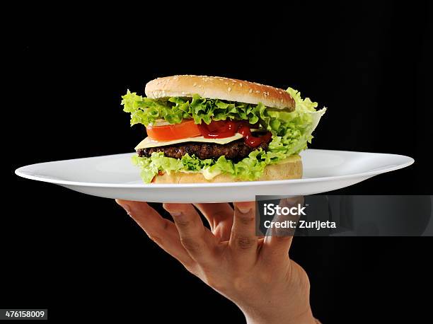 Burger Auf Teller Im Restaurant Stockfoto und mehr Bilder von Teller - Teller, Burger, Hamburger - Schnellgericht