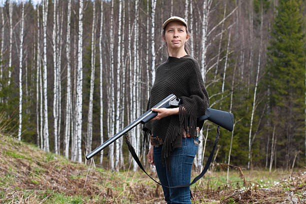 mujer hunter con pistola - shooting women gun shotgun fotografías e imágenes de stock