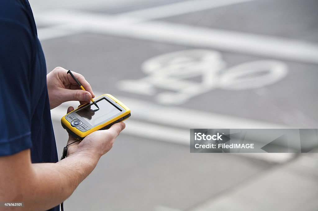 Utilisant un GPS de poche - Photo de Coordination libre de droits