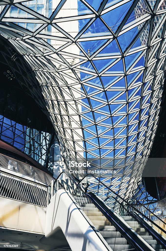 Détail Architectural de l'escalier roulant et des éléments en verre - Photo de Francfort libre de droits