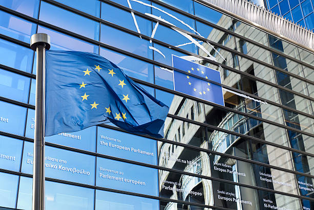 european union flag against european parliament - 布魯塞爾 首都區 個照片及圖片檔