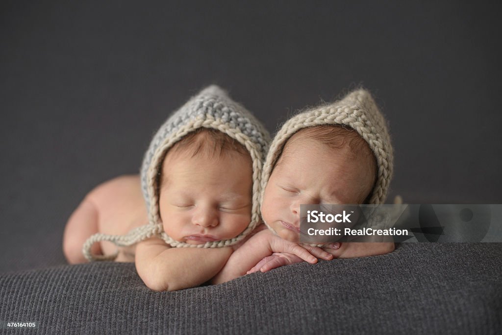 Recién nacido durmiendo en tejido de sombreros camas gemelas - Foto de stock de 0-1 mes libre de derechos