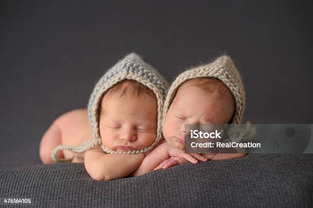Recién Nacido Durmiendo En Tejido De Sombreros Camas Gemelas Foto de stock y más banco de imágenes de 0-1 mes