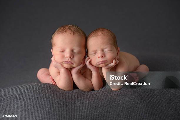 Neugeborenes Zwei Brüder Stockfoto und mehr Bilder von 0-1 Monat - 0-1 Monat, 0-11 Monate, Abgeschiedenheit