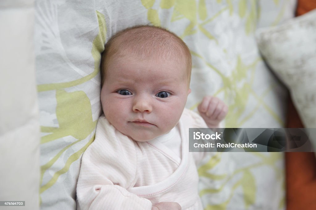 Despierta bebé niña - Foto de stock de Despertar libre de derechos