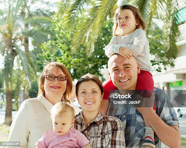 Alegre Pais Com Dois Filhos E Avó Er - Fotografias de stock e mais imagens de 50 Anos - 50 Anos, 60-69 Anos, Adulto