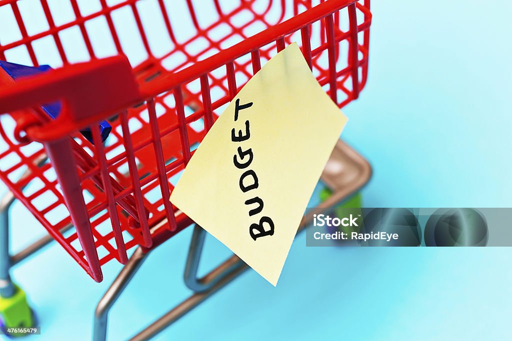 BUDGET ha affermato etichetta trolley piccolo promemoria per scoprire con attenzione; - Foto stock royalty-free di Alimento di base