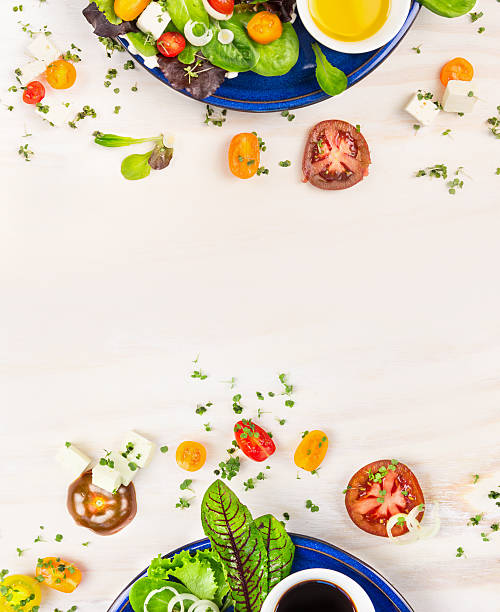 insalata con pomodori verdi, medicazione e feta, frame - plate salad leaf vinegar foto e immagini stock