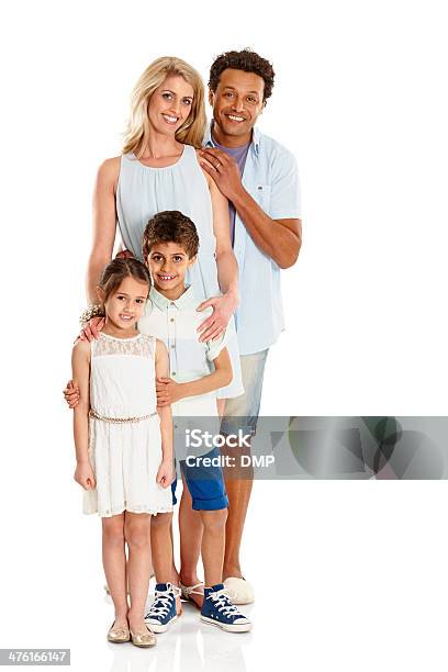 Retrato De Familia Feliz Junto Sobre Blanco Foto de stock y más banco de imágenes de Familia - Familia, Fondo blanco, Etnia Latinoamericana