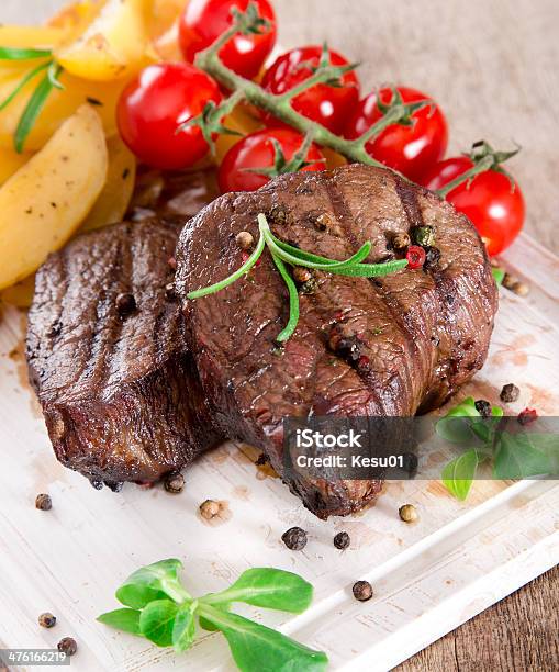 Deliciosos Bistecs De Carne De Res Foto de stock y más banco de imágenes de Alimento - Alimento, Alimentos cocinados, Barbacoa - Comida