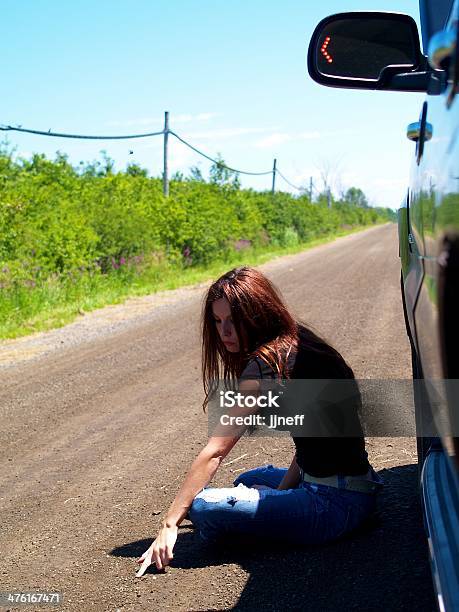 Photo libre de droit de Femme Perdu banque d'images et plus d'images libres de droit de Adulte - Adulte, Chemin de terre, Endroit isolé