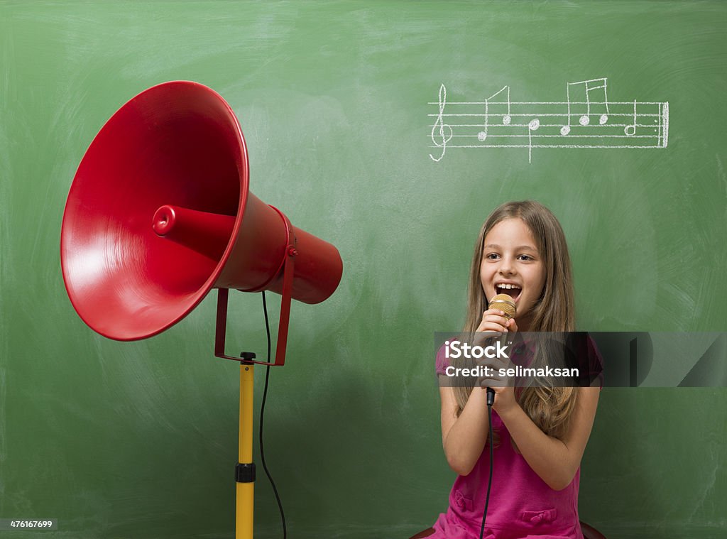 Little girl dirigir coro para música antes de pizarra - Foto de stock de Niño libre de derechos