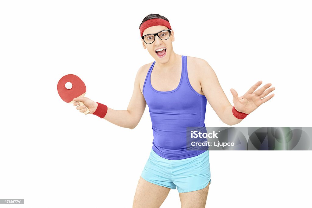Młody człowiek w odzież sportowa Gra w ping-ponga - Zbiór zdjęć royalty-free (Tenis stołowy)