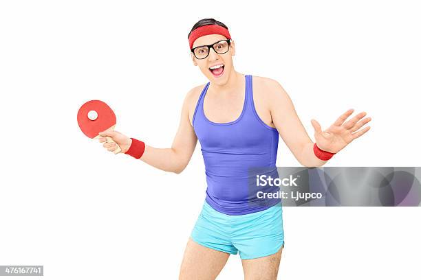 Foto de Jovem Em Roupas Esportivas Jogando Pingpong e mais fotos de stock de Tênis de mesa - Tênis de mesa, Figura para recortar, Segurar