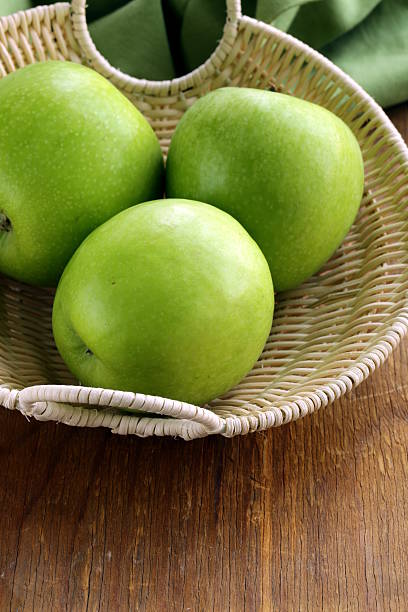 зеленые яблоки «гренни смит в корзину " - granny smith apple стоковые фото и изображения
