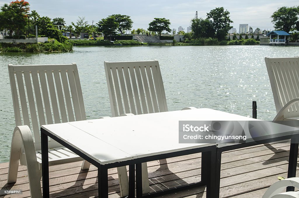 Weiße Stühle und Tisch auf Küste von reservoir - Lizenzfrei Baum Stock-Foto
