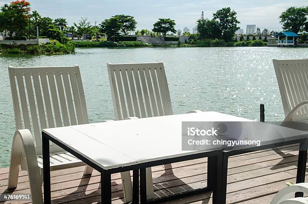 Białe Krzesła I Stół Na Wybrzeżu A Zbiornik - zdjęcia stockowe i więcej obrazów Bez ludzi - Bez ludzi, Biały, Biurko