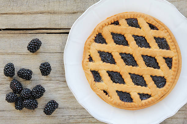 Blackberry foot Crostata di more - delicious Italian homemade blackberry tart crostata stock pictures, royalty-free photos & images