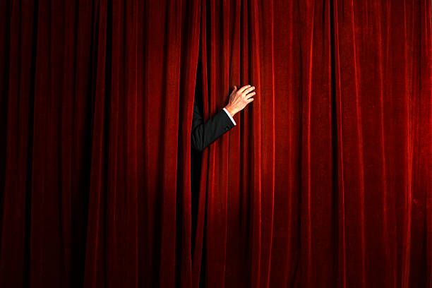 el actor sobre el escenario y la cortina de la ducha. - acomodador fotografías e imágenes de stock