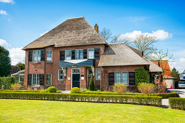 wunderschöne holländische-szene mit einem alten traditional house - clear sky village landscape landscaped stock-fotos und bilder