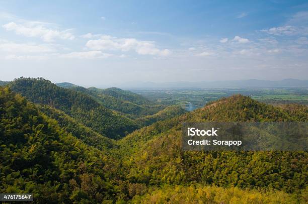 Berge Und Blauem Himmel Stockfoto und mehr Bilder von Abstrakt - Abstrakt, Anhöhe, Baum