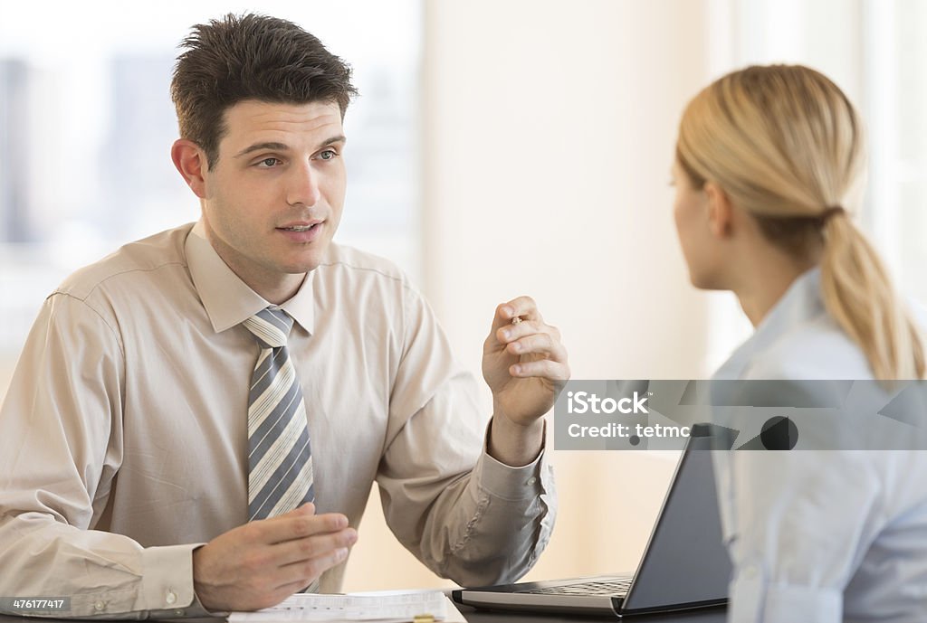 Mann und Frau sprechen im Büro business - Lizenzfrei 20-24 Jahre Stock-Foto