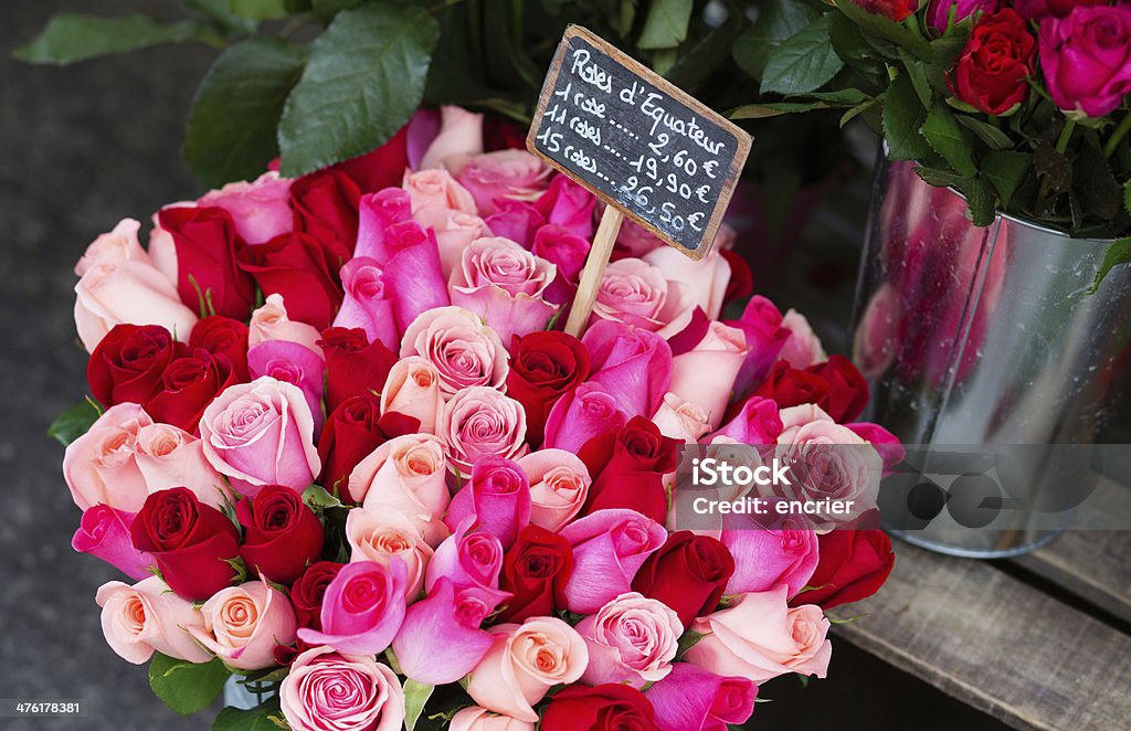 Frische schöne Rosen auf dem Blumenmarkt - Lizenzfrei Blume Stock-Foto