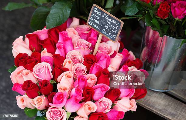 Frische Schöne Rosen Auf Dem Blumenmarkt Stockfoto und mehr Bilder von Blume - Blume, Blumenmarkt, Einzelhandel - Konsum