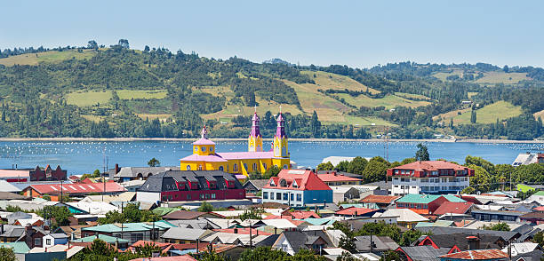 панорама castro на chiloé острова, чили - castro стоковые фото и изображения