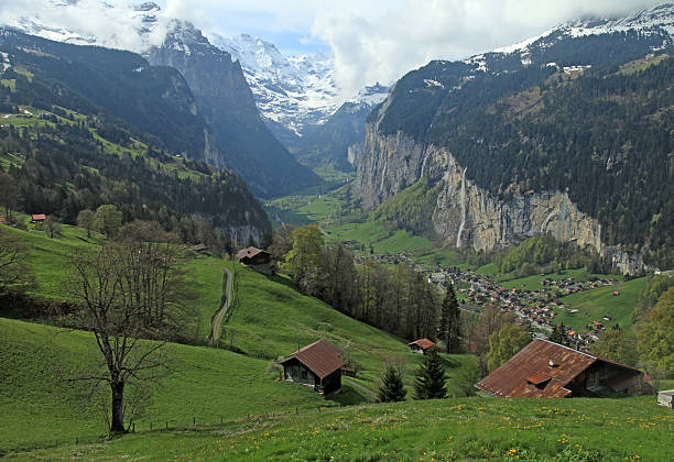 mountain village w alpy, szwajcaria. - swiss culture european alps gstaad village zdjęcia i obrazy z banku zdjęć