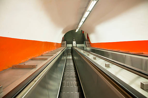metro escada rolante - escalator steps staircase moving up imagens e fotografias de stock