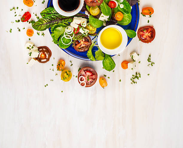 insalata con pomodori e feta, mustart e verdi varie - vinegar salad dressing balsamic vinegar olive oil foto e immagini stock