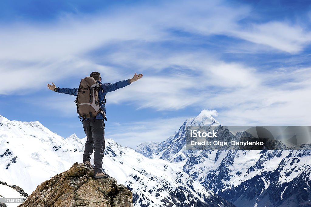 Excursionistas en la parte superior de una roca con manos - Foto de stock de Hombres libre de derechos