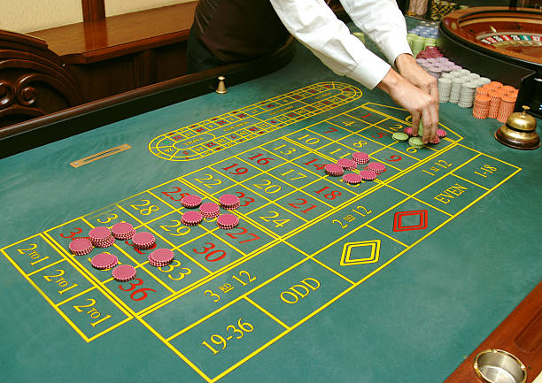 рулеточный стол - roulette table стоковые фото и изображения