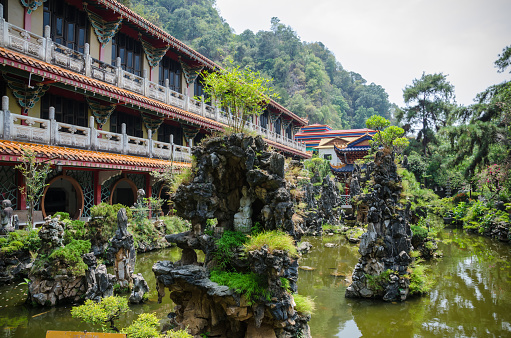 Sam Poh Tong is a famous cave temple located in Gunung Rapat, about 5km south of Ipoh.
