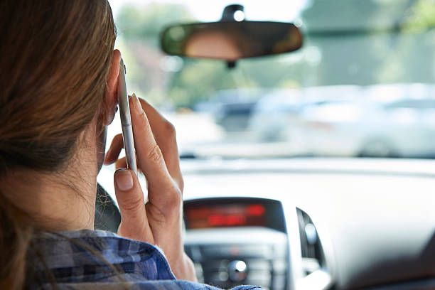mulher em carro falando no telefone celular enquanto estiver dirigindo - driving mobile phone car talking - fotografias e filmes do acervo
