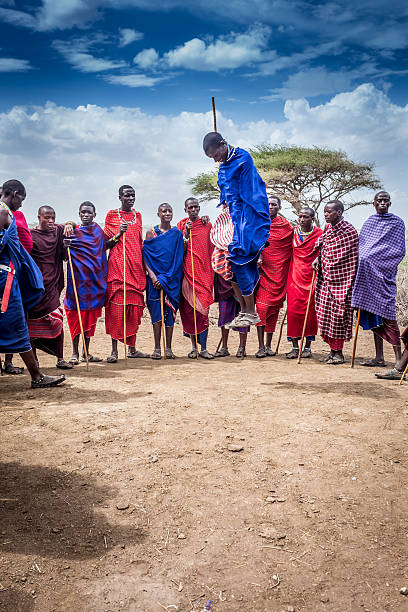 マサイダンスようこそ。 - masai africa dancing african culture ストックフォトと画像