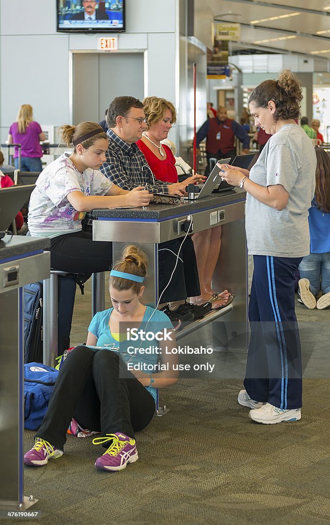 Passagiere mit Ladestation in Indianapolis airport - Lizenzfrei Aufladen Stock-Foto