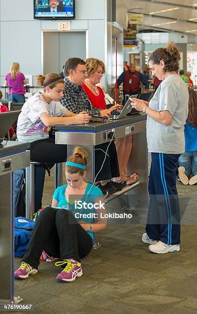 Passagiere Mit Ladestation In Indianapolis Airport Stockfoto und mehr Bilder von Aufladen - Aufladen, Flughafen, Stromtankstelle