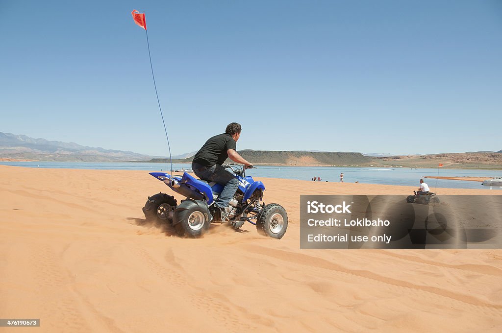 ATVing w pobliżu piasek pusty zbiornik w stanie Utah - Zbiór zdjęć royalty-free (Brzeg wody)