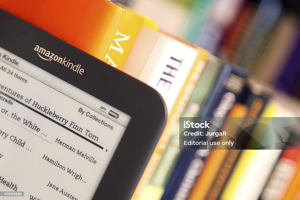 電子書籍 vs 紙のご予約 - アマゾン・ドットコムのロイヤリティフリーストックフォト