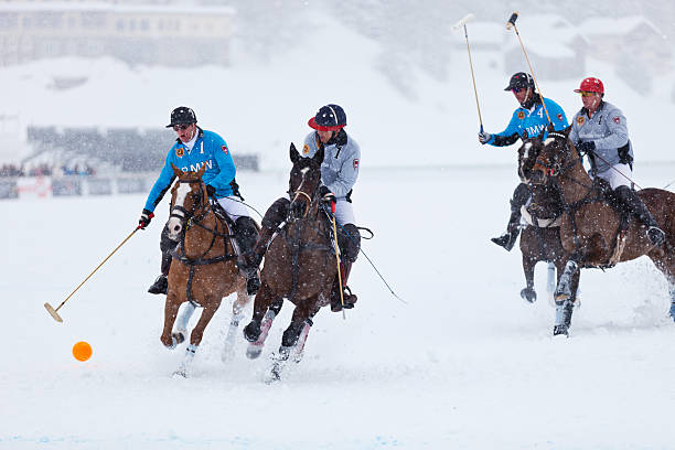 dueling のお客様 - championship polo snow st moritz ストックフォトと画像