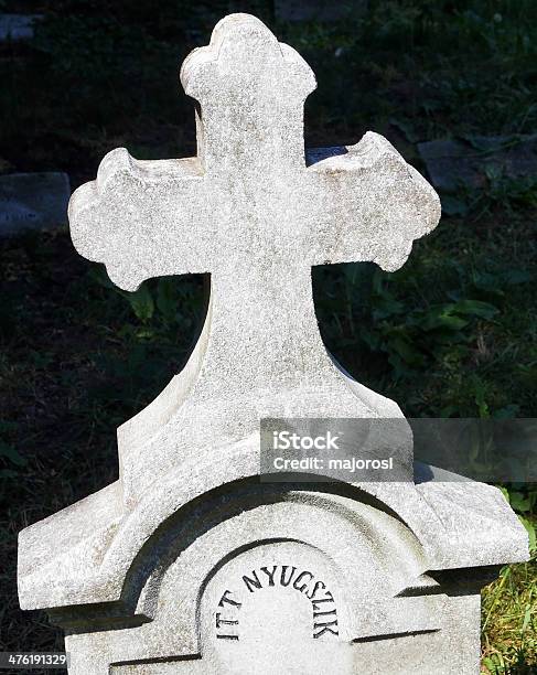 Foto de Atravesse Na Tombstone e mais fotos de stock de Antigo - Antigo, Cemitério, Cinza - Descrição de Cor