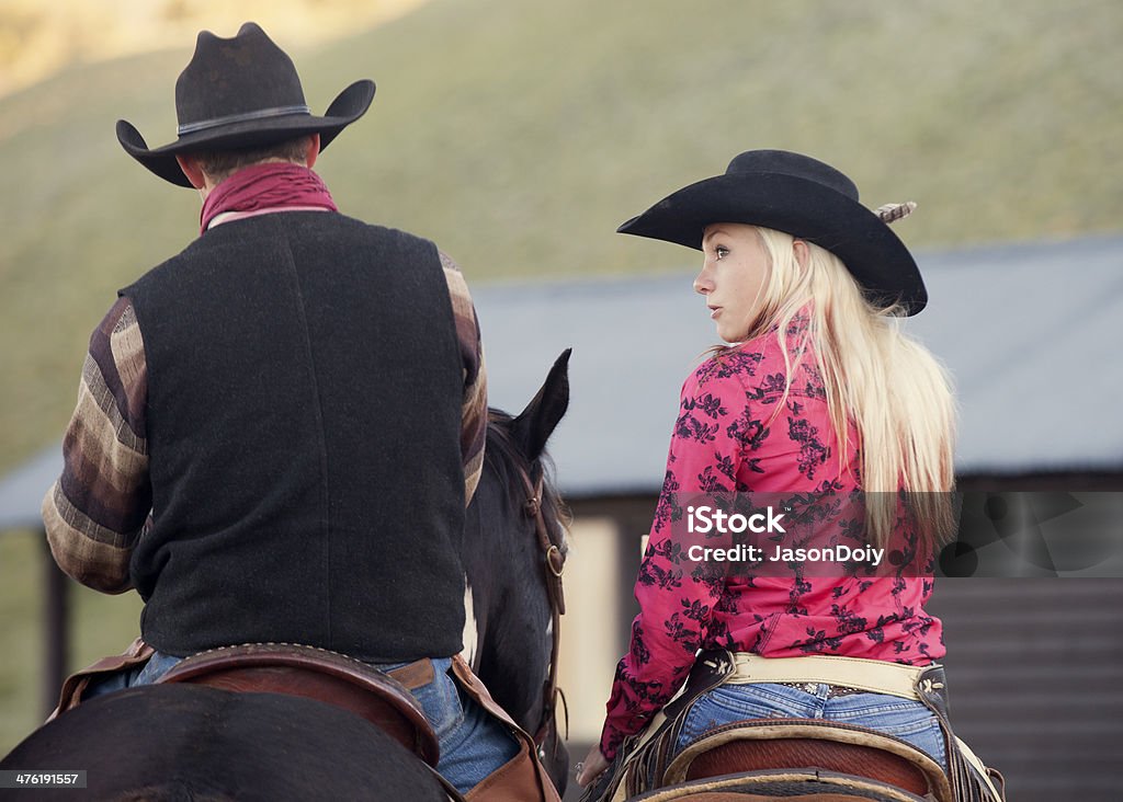 Cowgirl e Cowboy a cavalo - Foto de stock de 20 Anos royalty-free