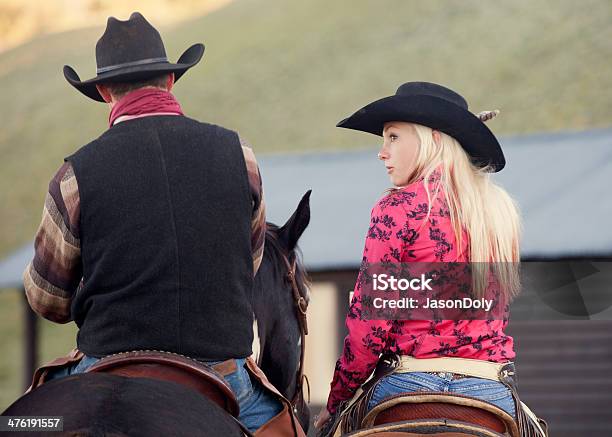 Vaqueira E Cowboy No Horseback - Fotografias de stock e mais imagens de 20-29 Anos - 20-29 Anos, Adulto, Animal Doméstico