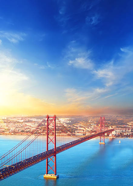 красный мост на закате, лиссабон, португалия - река тахо стоковые фото и изображения